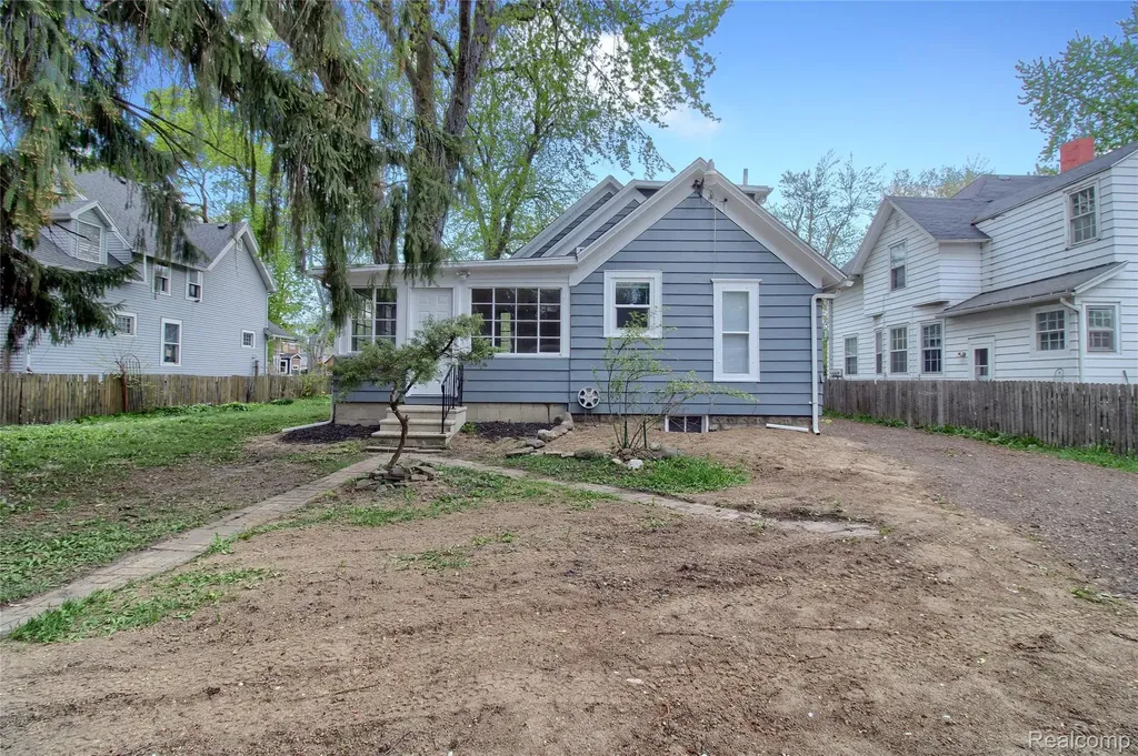 127 Bates Street Jackson City MI 49202