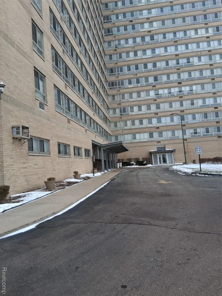 8900 E Jefferson Detroit City MI 48214
