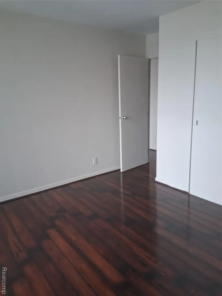 8900 E Jefferson Detroit City MI 48214