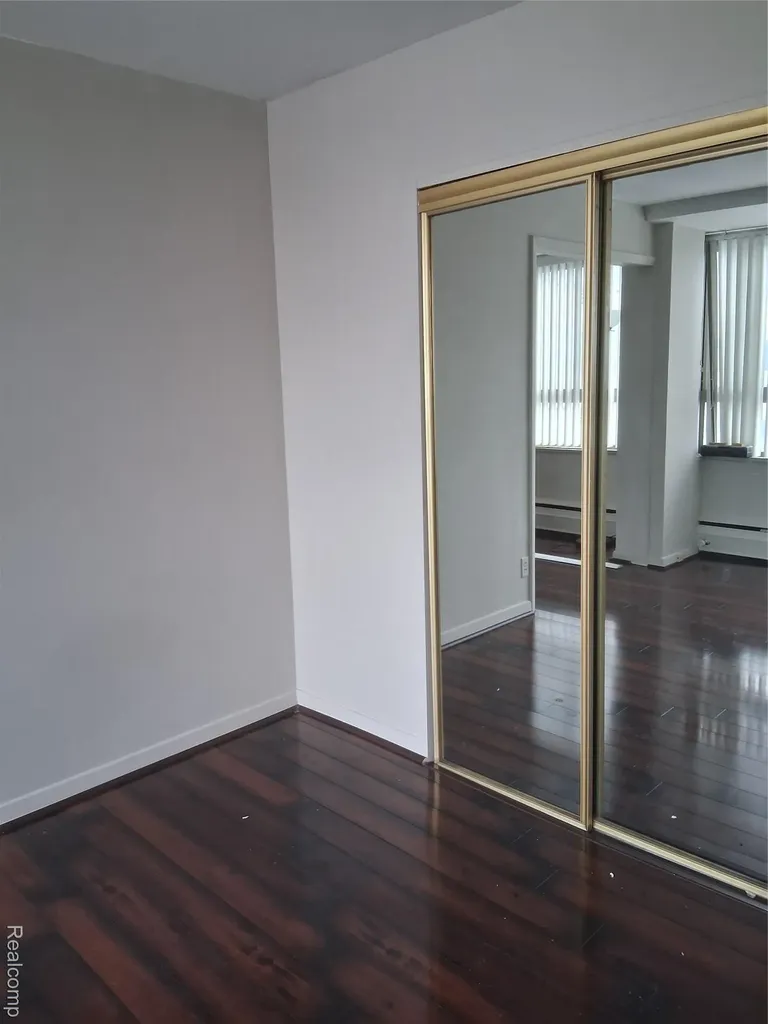 8900 E Jefferson Detroit City MI 48214