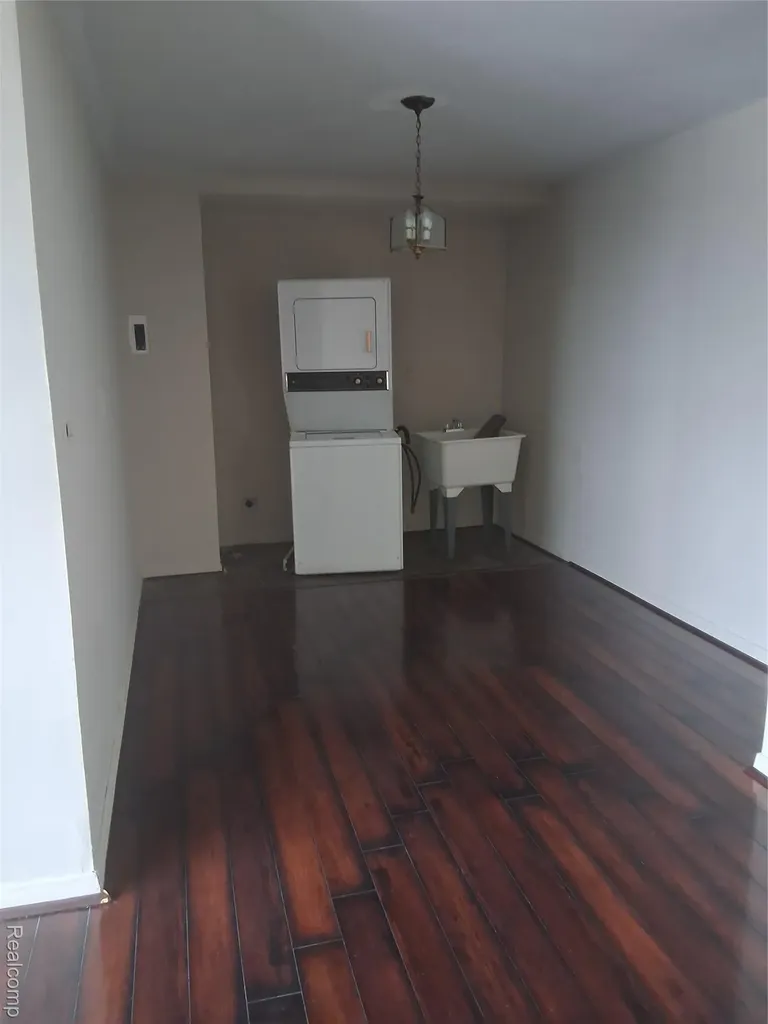 8900 E Jefferson Detroit City MI 48214