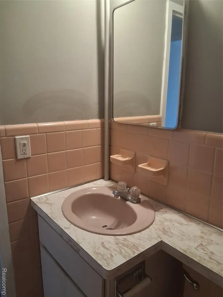 8900 E Jefferson Detroit City MI 48214