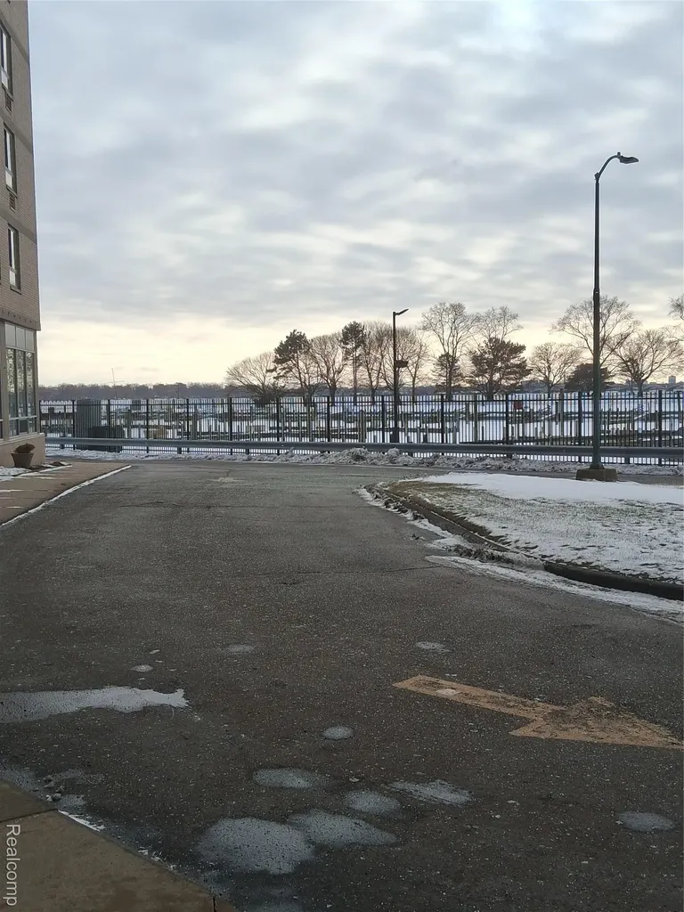 8900 E Jefferson Detroit City MI 48214