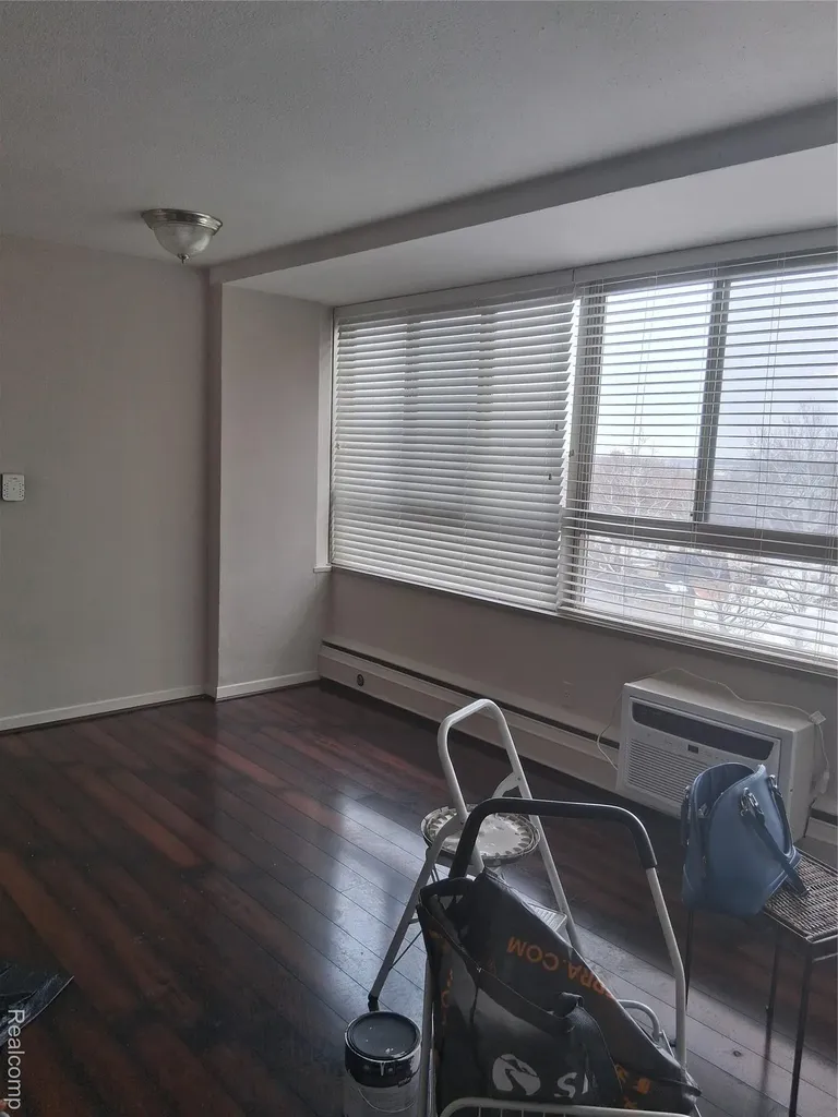 8900 E Jefferson Detroit City MI 48214