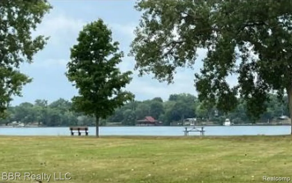 5485 Greenway Drive Trenton City MI 48183