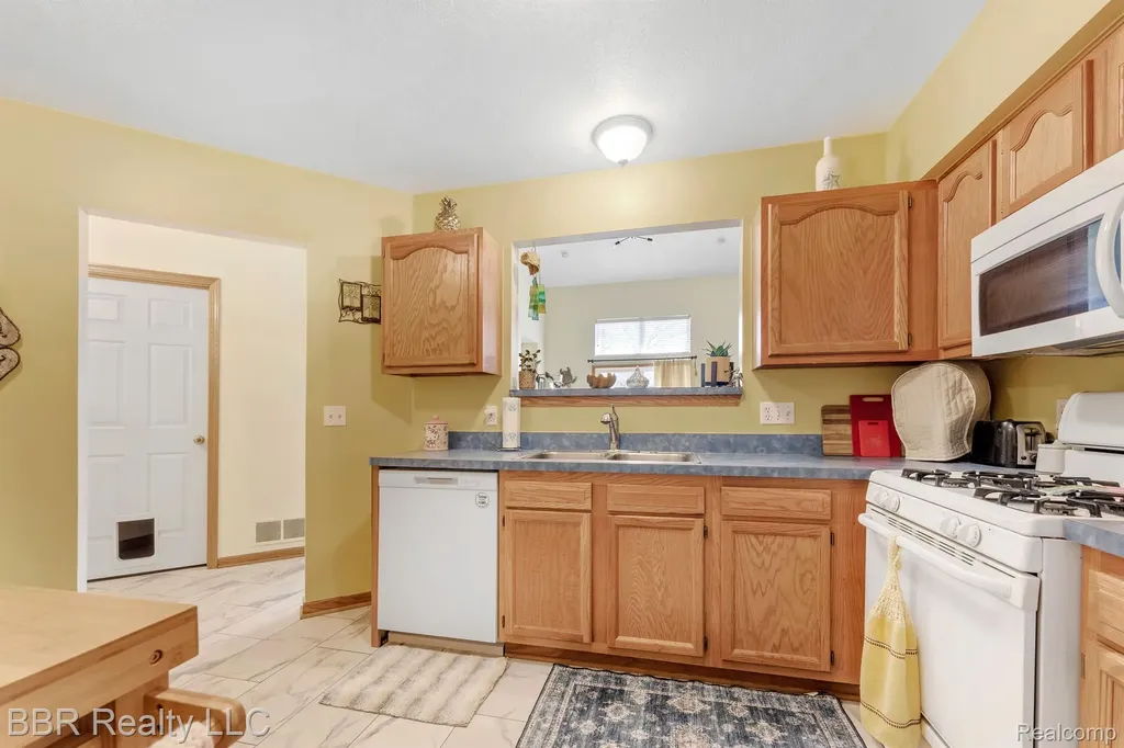 5485 Greenway Drive Trenton City MI 48183