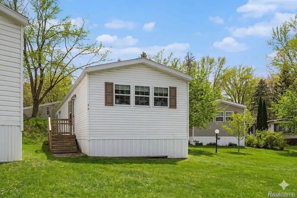 425 Elm Court Oakland Charter Township MI 48363