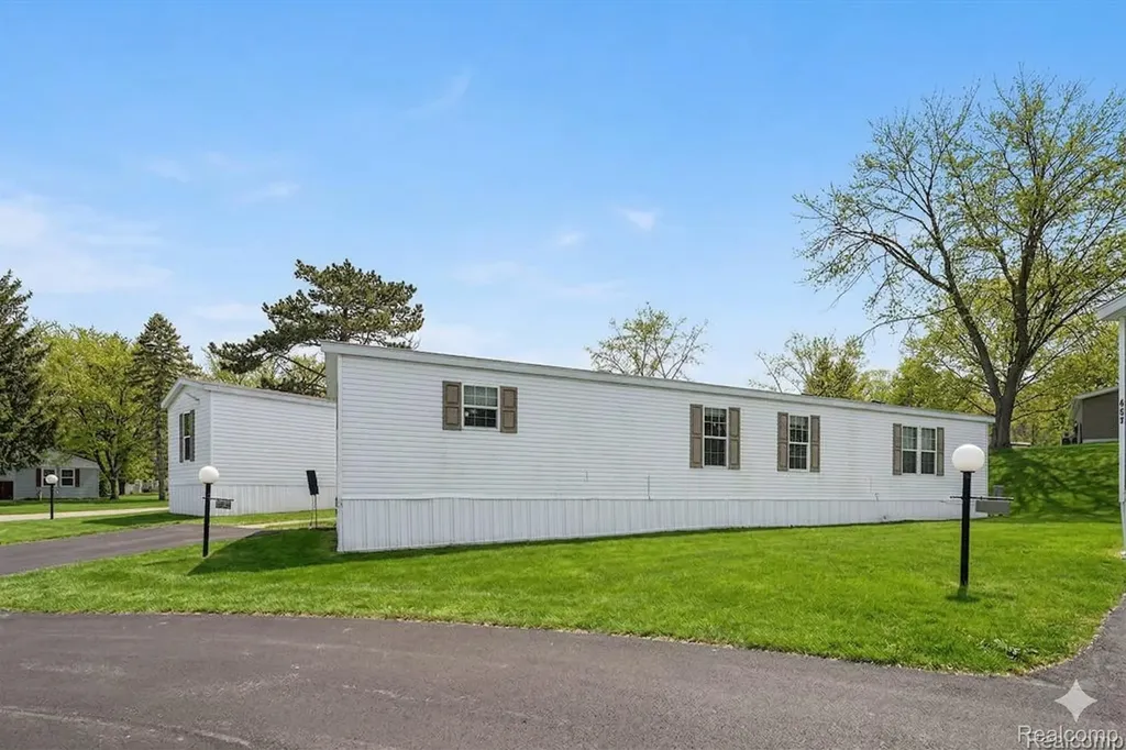 425 Elm Court Oakland Charter Township MI 48363