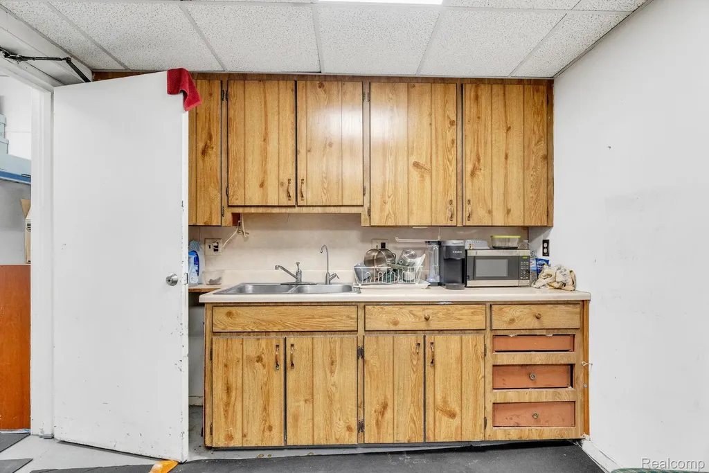 1475 S Newburgh Road Westland City MI 48186