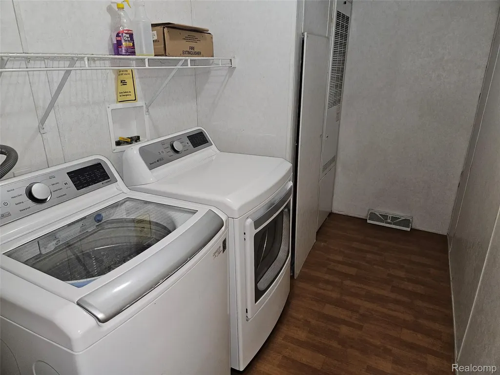 312 Black Oak Flint City MI 48506