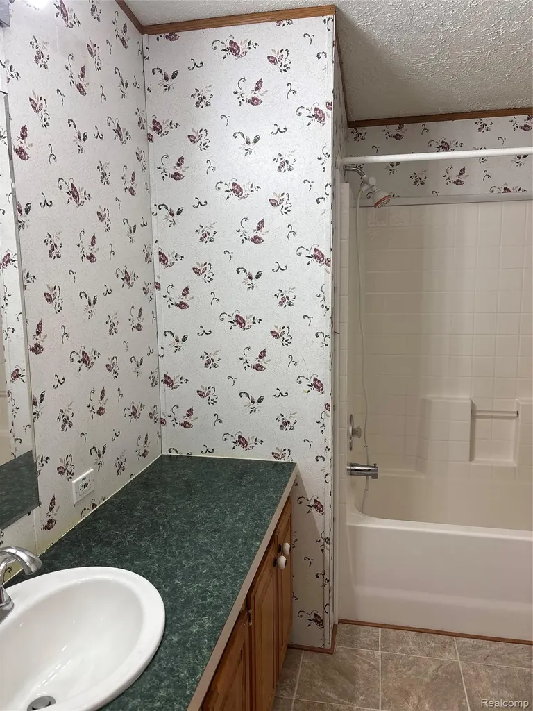 312 Black Oak Flint City MI 48506