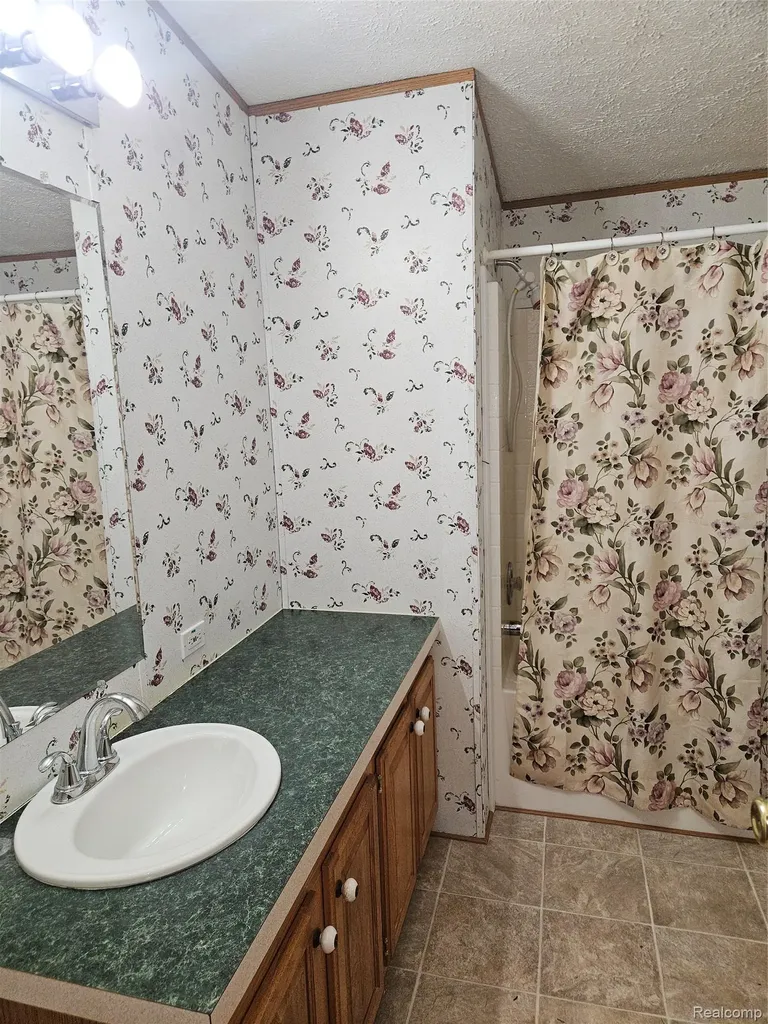 312 Black Oak Flint City MI 48506