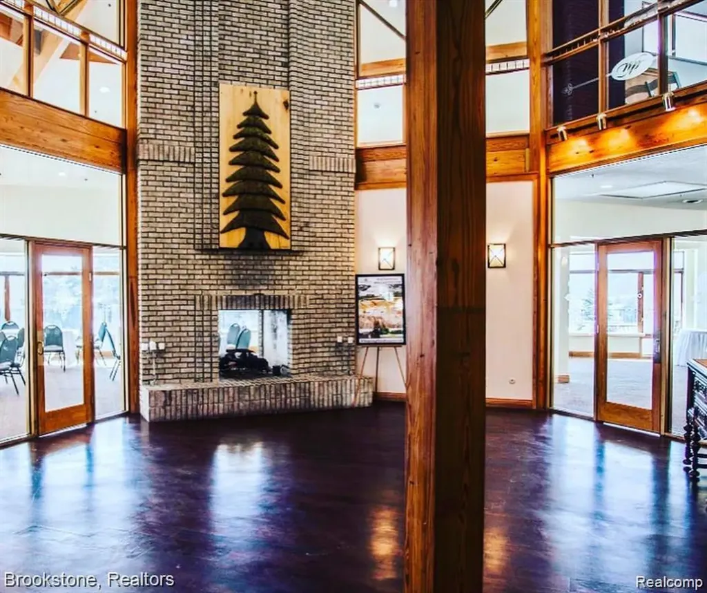 2500 Whispering Pines Drive Hamburg Township MI 48169