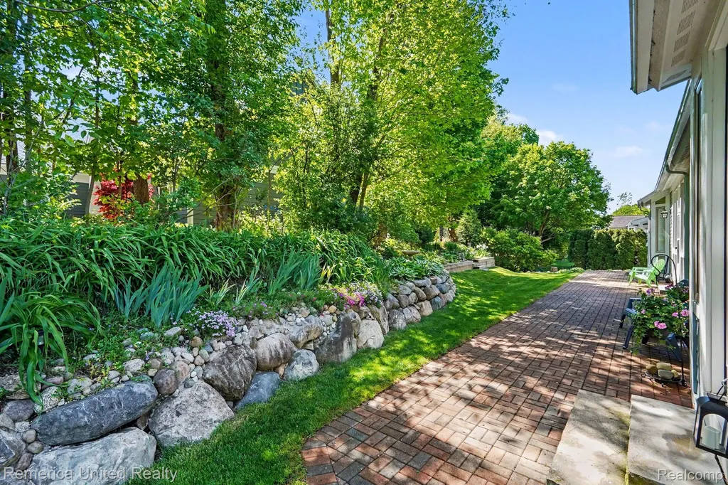 301 River Wood Trail Milford Village MI 48381