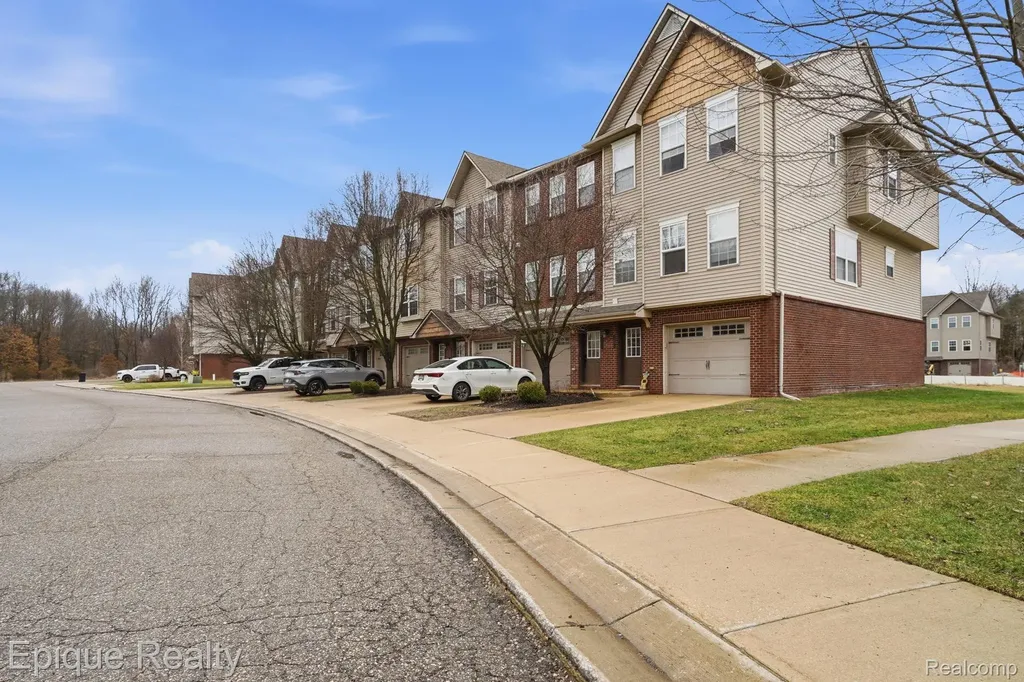 2206 Knotty Pine Trail Howell City MI 48855