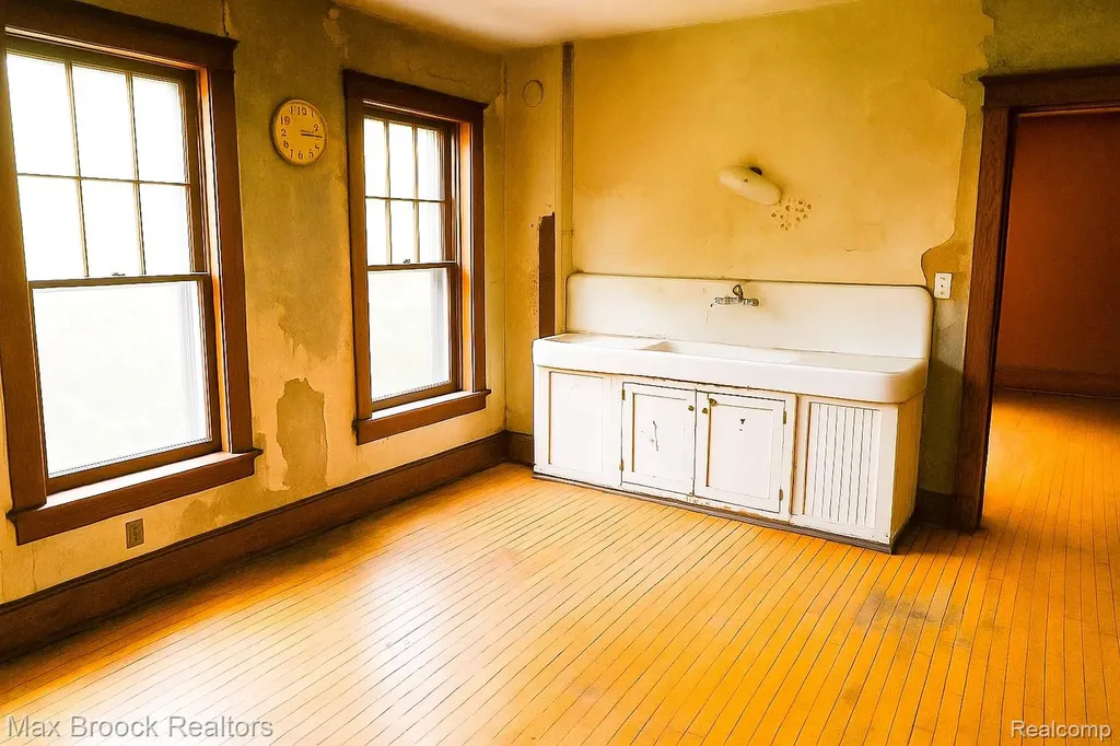 24 Ridge Road Pleasant Ridge City MI 48069