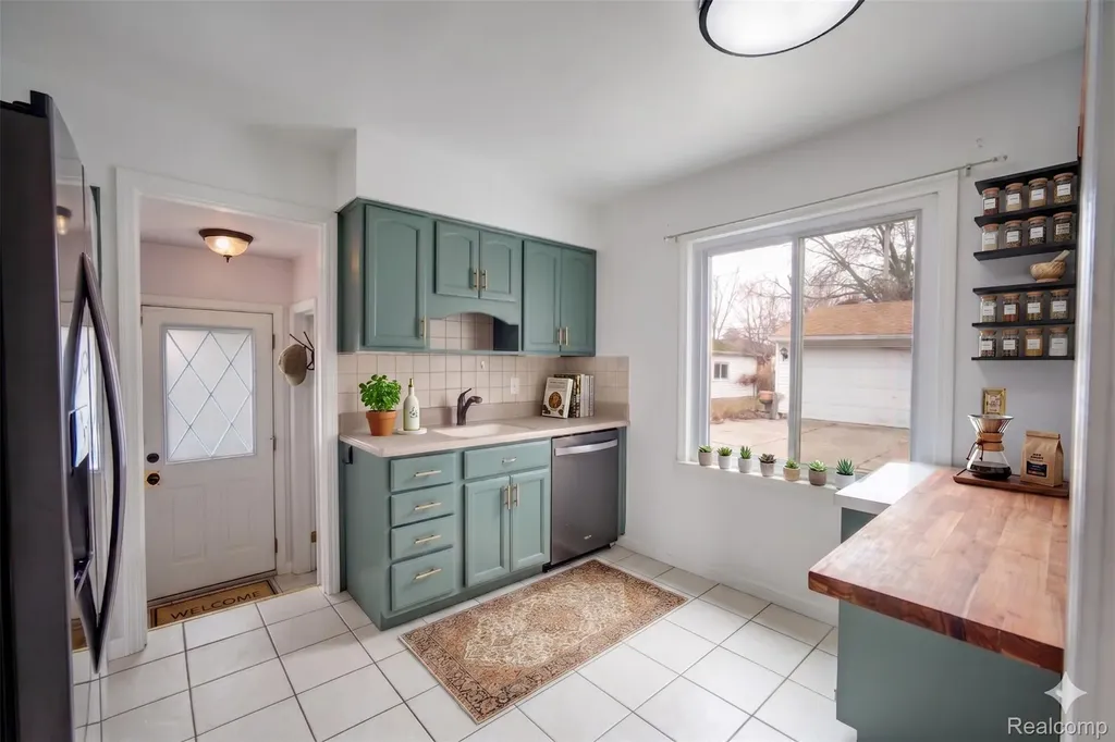 19217 Linville Street Grosse Pointe Woods City MI 48236