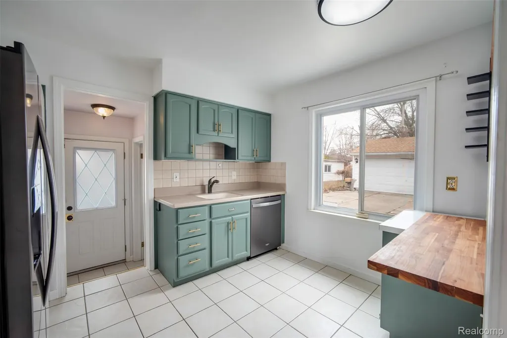 19217 Linville Street Grosse Pointe Woods City MI 48236