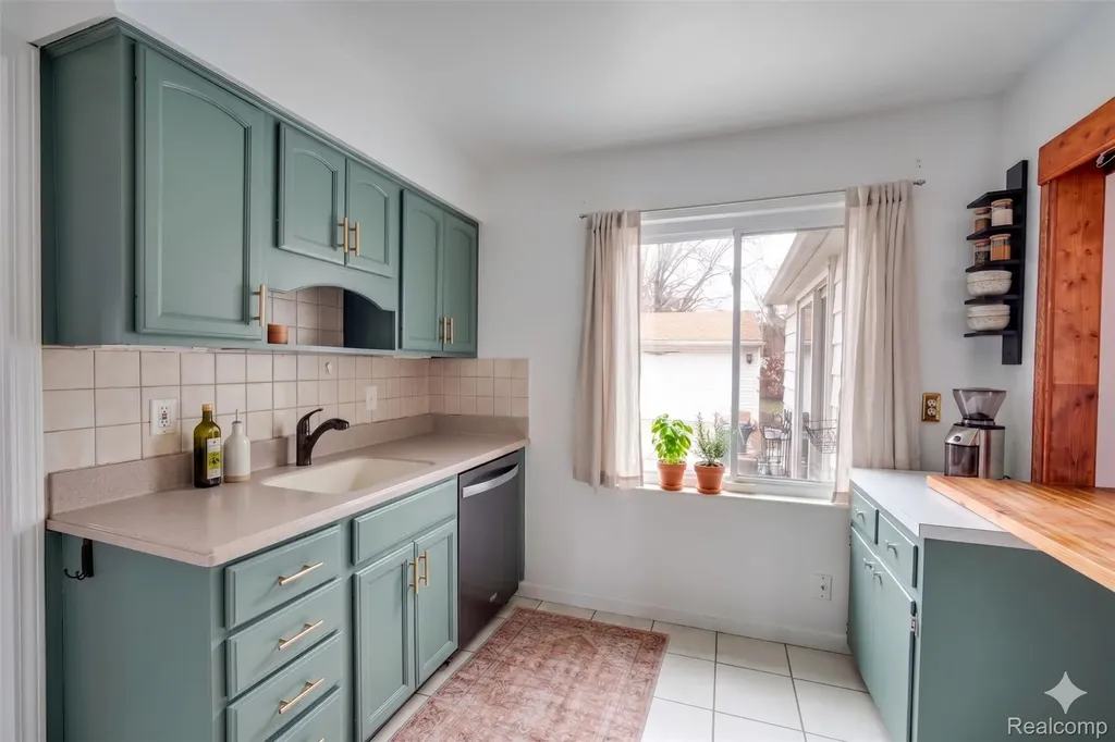 19217 Linville Street Grosse Pointe Woods City MI 48236
