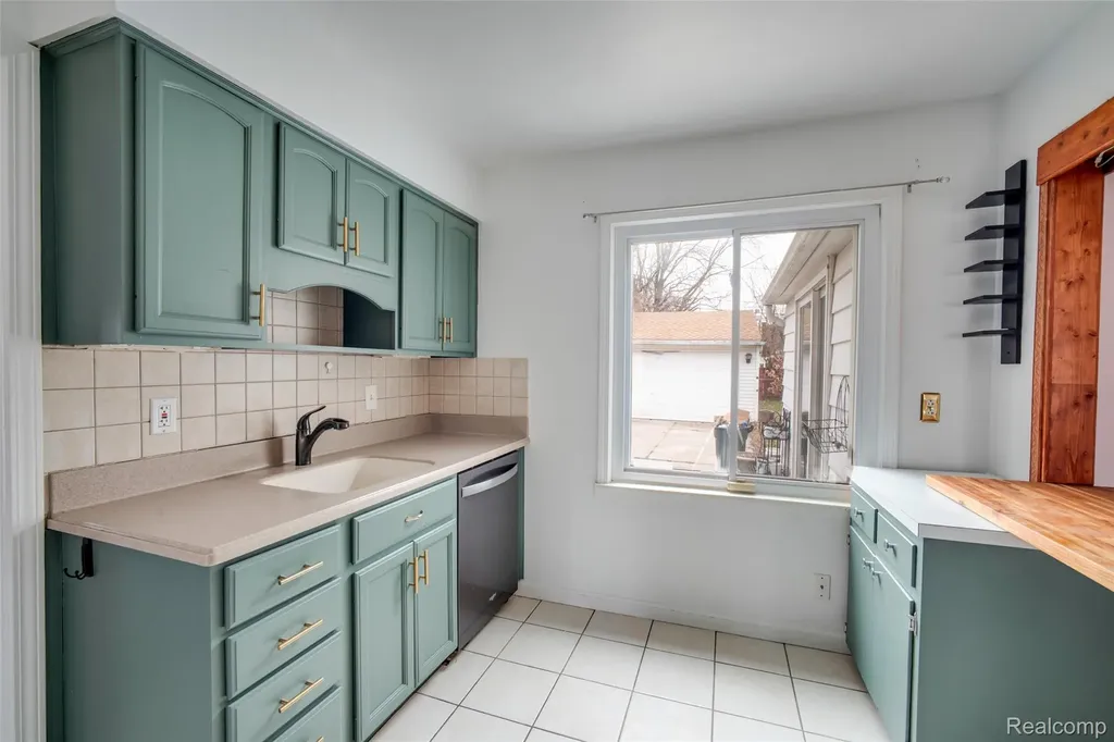 19217 Linville Street Grosse Pointe Woods City MI 48236