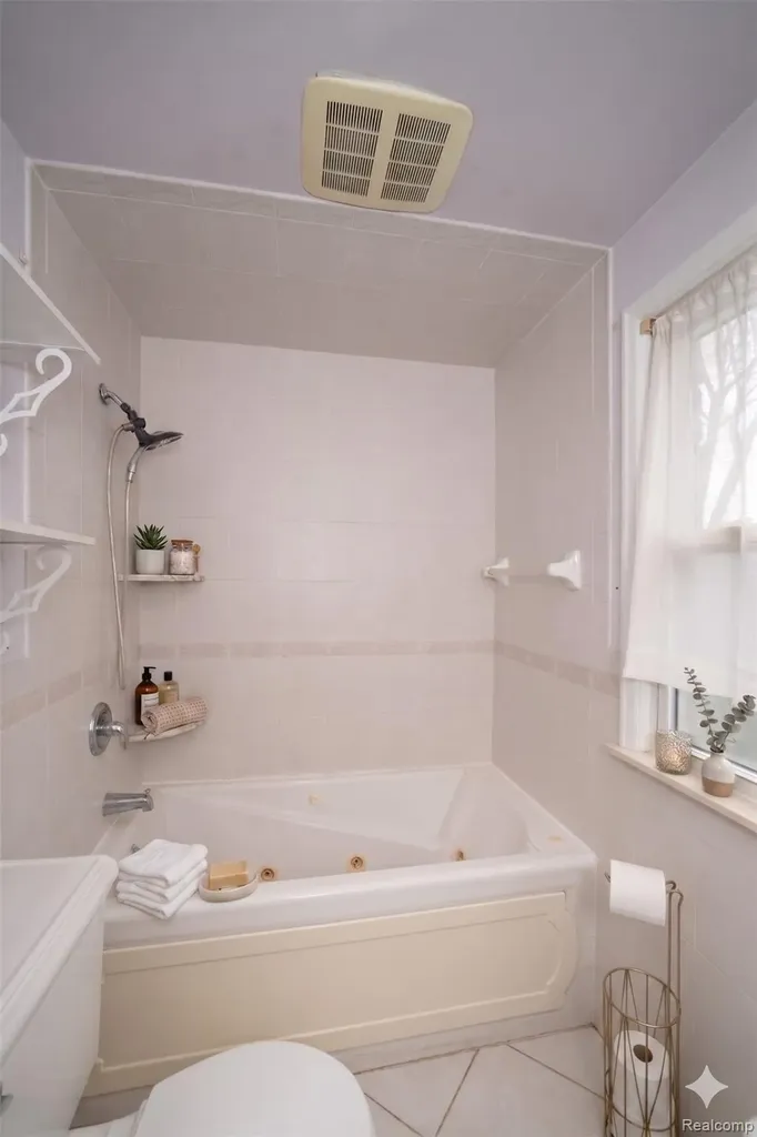 19217 Linville Street Grosse Pointe Woods City MI 48236