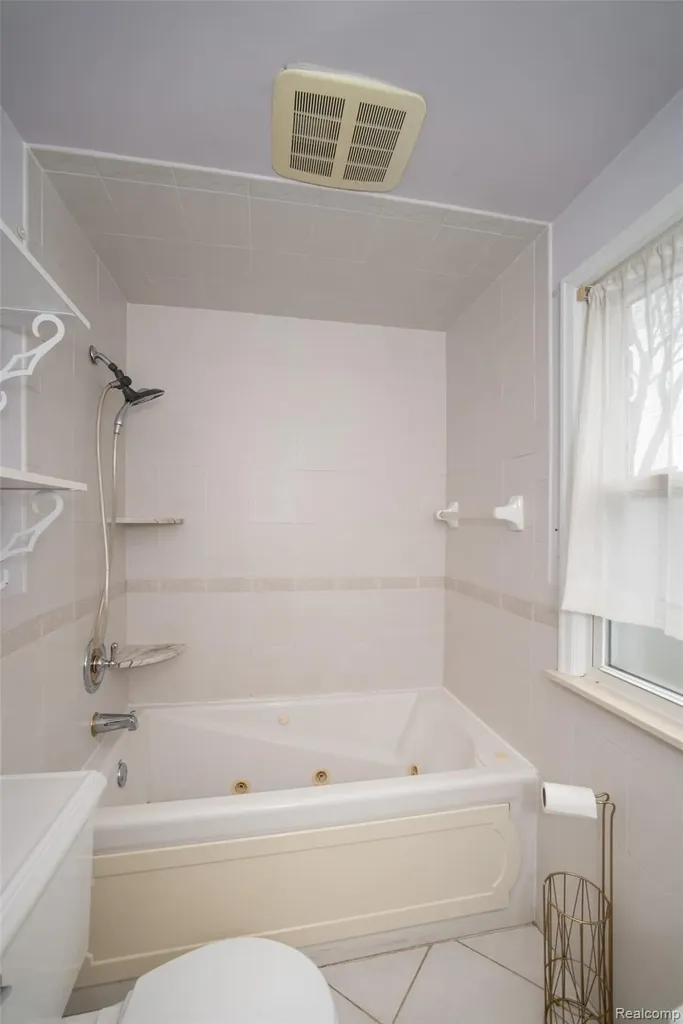 19217 Linville Street Grosse Pointe Woods City MI 48236
