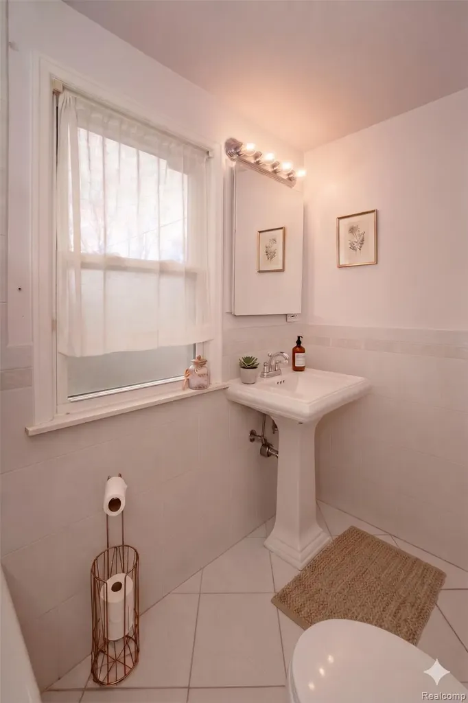19217 Linville Street Grosse Pointe Woods City MI 48236