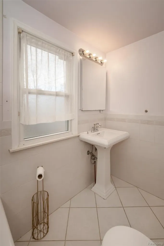 19217 Linville Street Grosse Pointe Woods City MI 48236