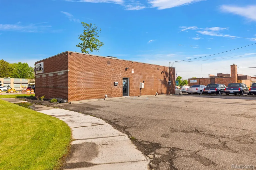 27241 Southfield Road Lathrup Village City MI 48076