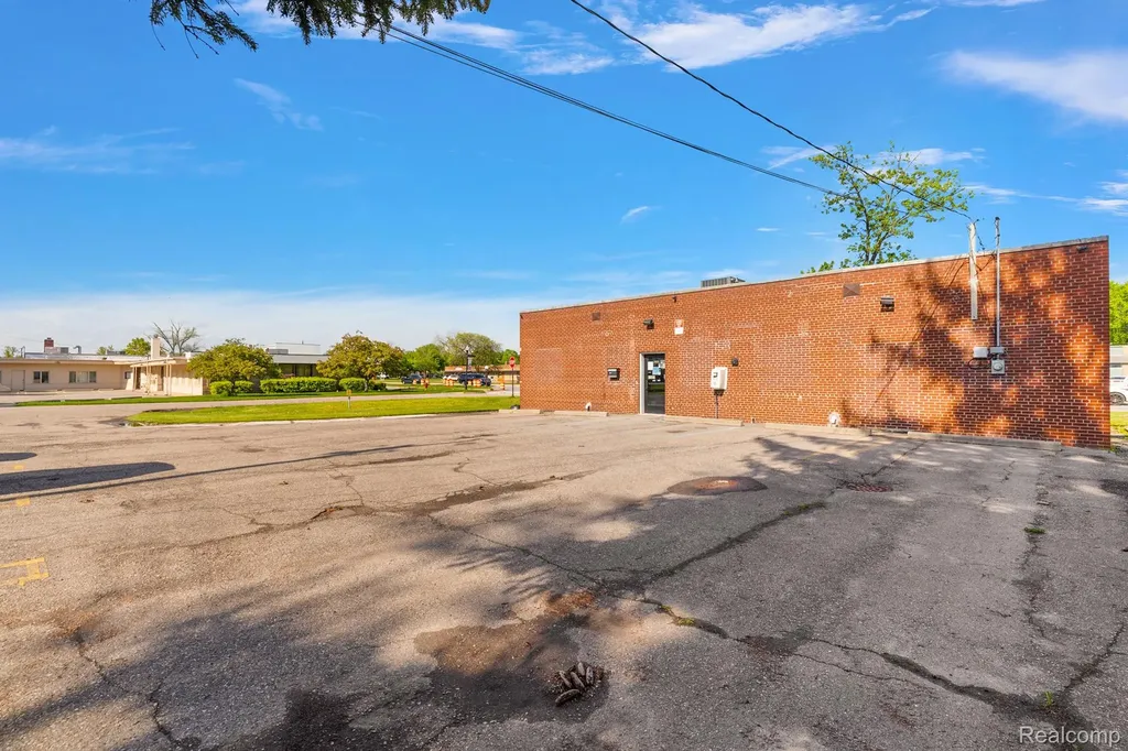 27241 Southfield Road Lathrup Village City MI 48076