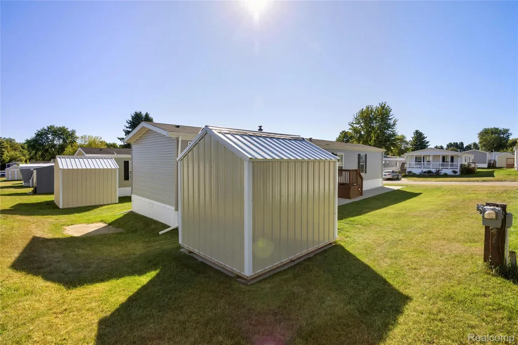 230 E Macgregor Court Highland Charter Township MI 48357