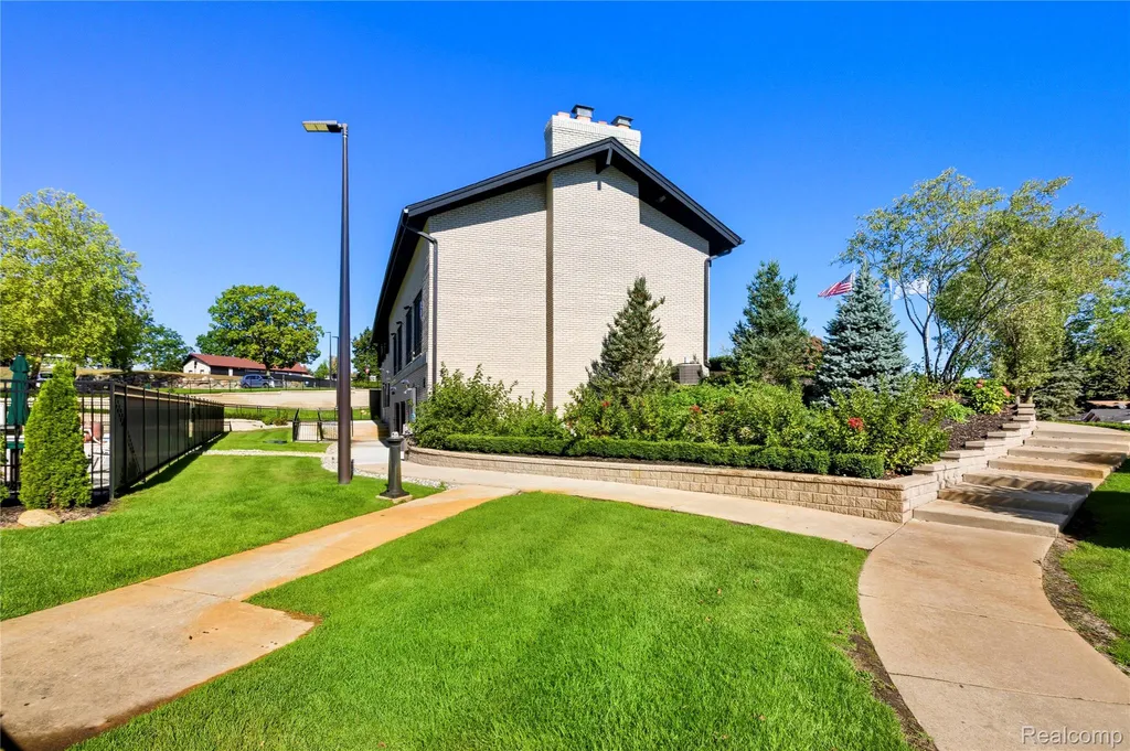 230 E Macgregor Court Highland Charter Township MI 48357
