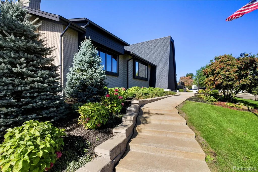 230 E Macgregor Court Highland Charter Township MI 48357