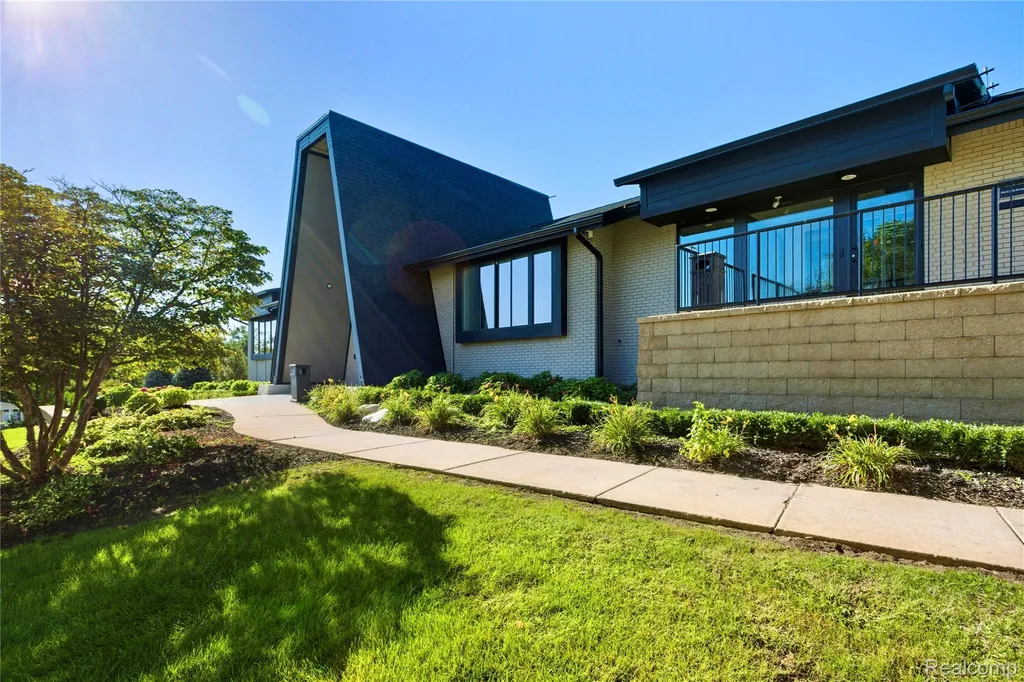 230 E Macgregor Court Highland Charter Township MI 48357