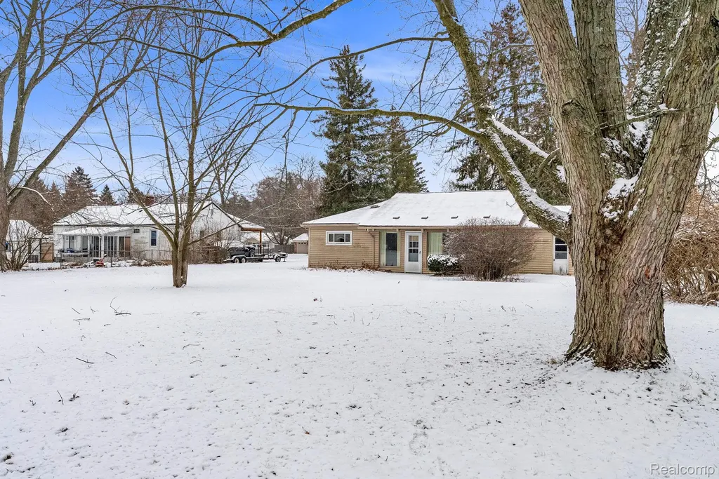 4734 Kempf Street Waterford Charter Township MI 48329