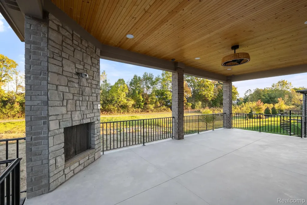 2455 Buckthorn Drive Shelby Charter Township MI 48316