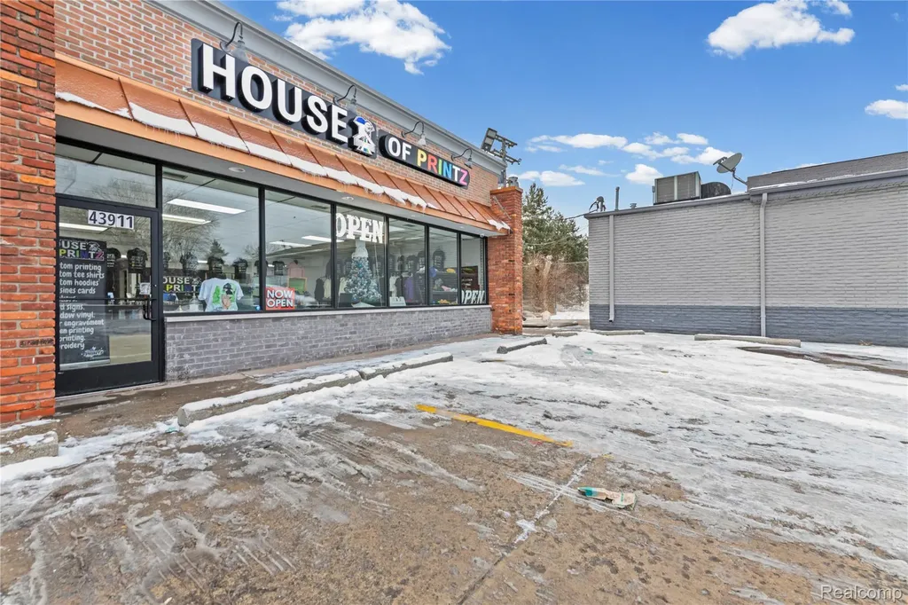 43911 Van Dyke Macomb Township MI 48314