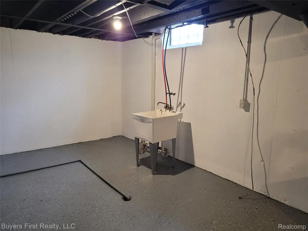 21741 Church Street Oak Park City MI 48237