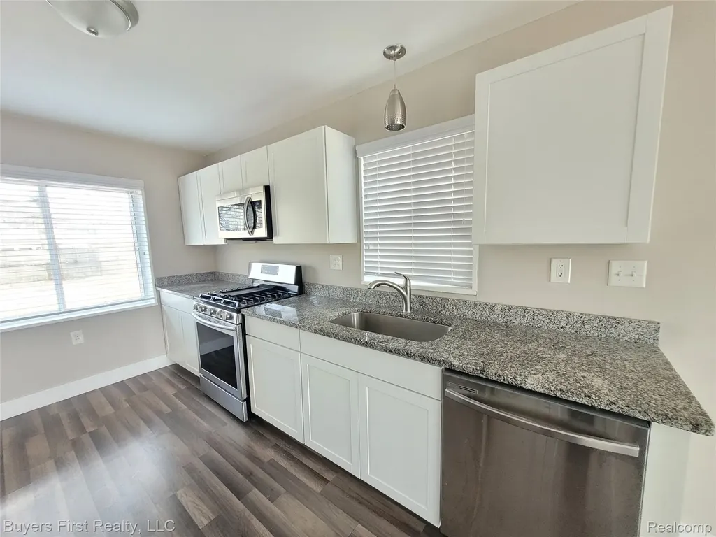 21741 Church Street Oak Park City MI 48237