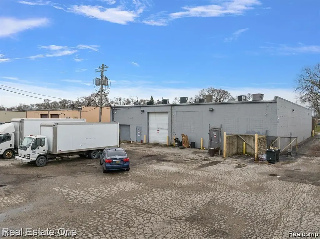2417 John B Warren City MI 48091