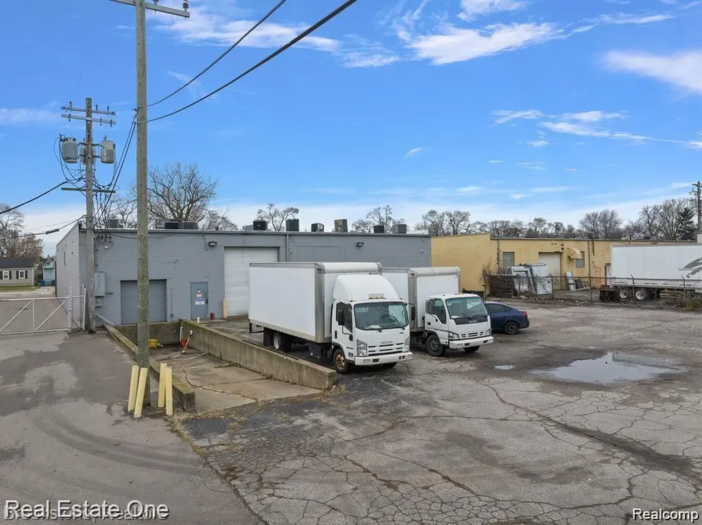 2417 John B Warren City MI 48091