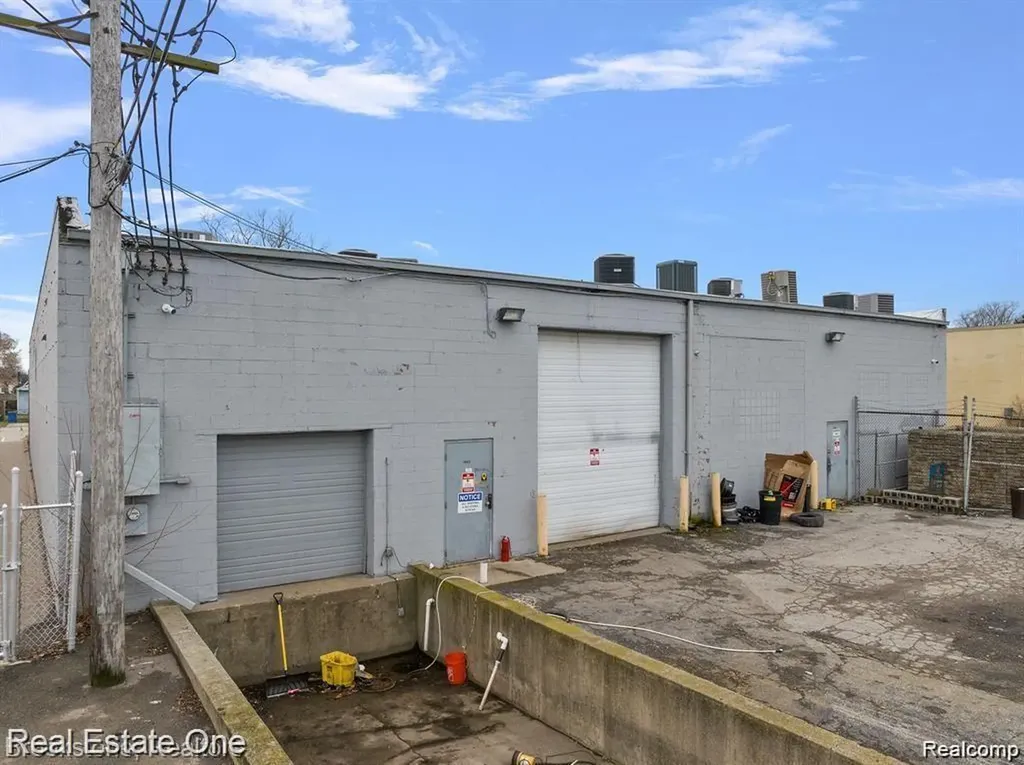 2417 John B Warren City MI 48091