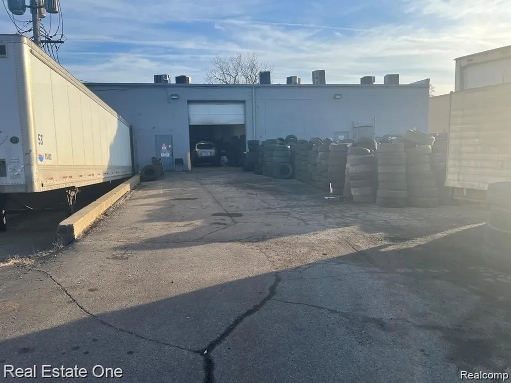 2417 John B Warren City MI 48091