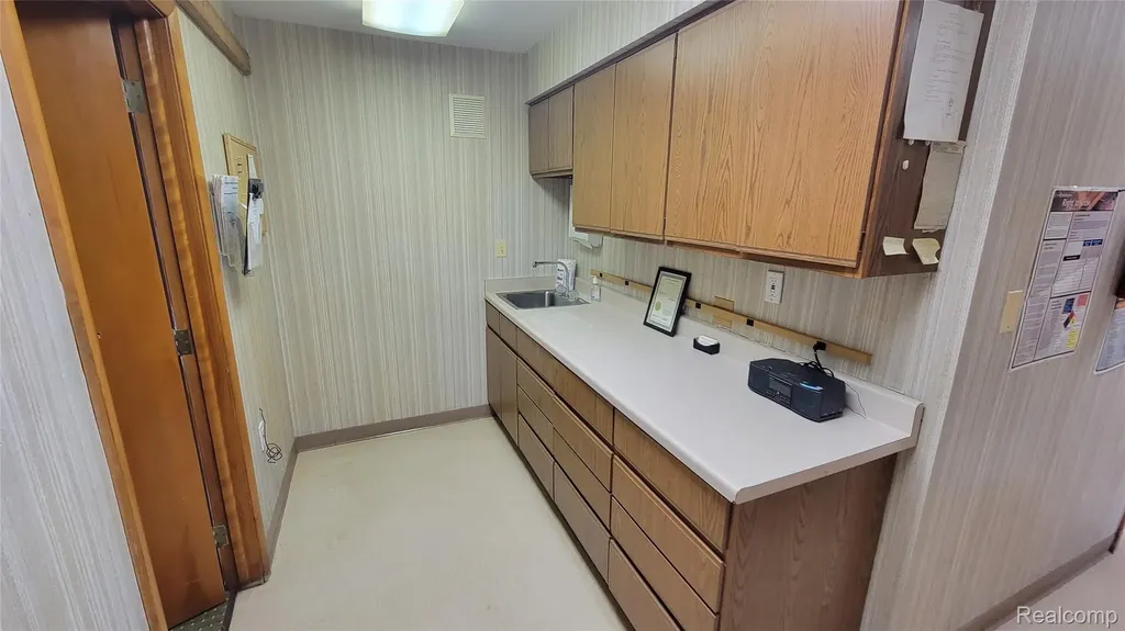 15357 Farmington Road Livonia City MI 48154