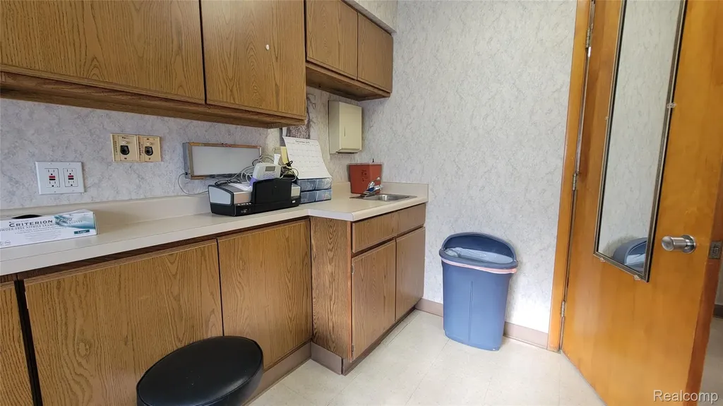 15357 Farmington Road Livonia City MI 48154