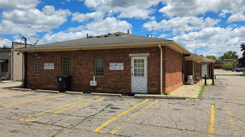 15357 Farmington Road Livonia City MI 48154