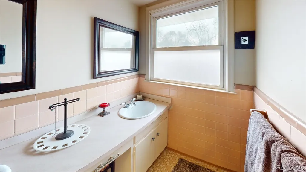 721 S Michigan Howell City MI 48843