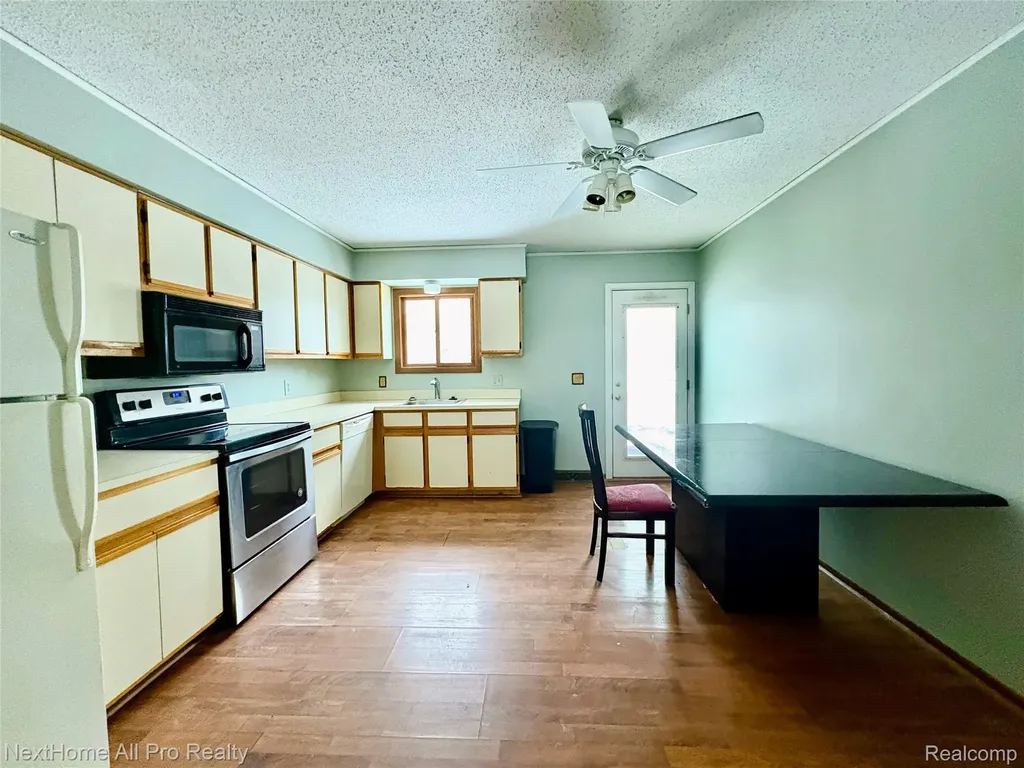 38032 Hixford Place Westland City MI 48185