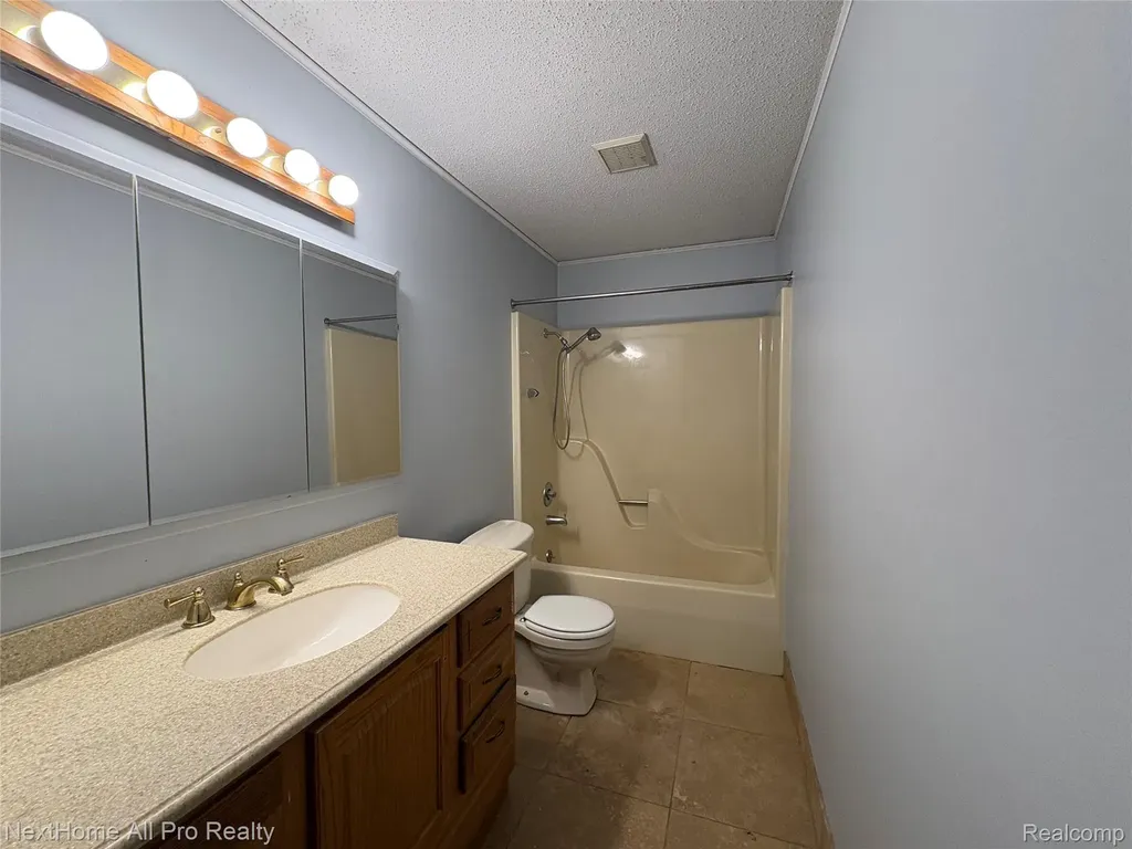 38032 Hixford Place Westland City MI 48185