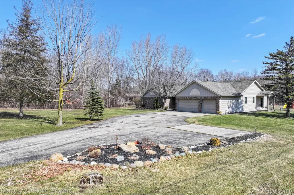 5464 N Seymour Road Flushing Charter Township MI 48433